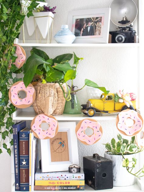 Celebrate Birthdays with a Homemade Donut Garland Using Felt Diy Donut Decorations, Donut Garland, Homemade Donut, Diy Donut, Diy Donuts, Donut Decorations, Sweet Decoration, Perfect Birthday Party, Homemade Donuts