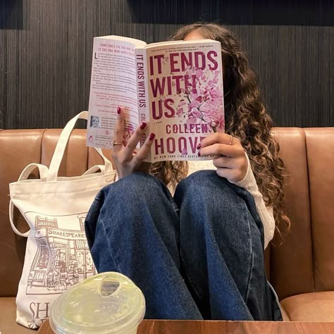 Reading Motivation, Bookstagram Inspiration, 사진 촬영 포즈, It Ends With Us, Foto Ideas Instagram, Girl Reading, I Love Reading, Instagram Photo Inspiration, Coffee And Books