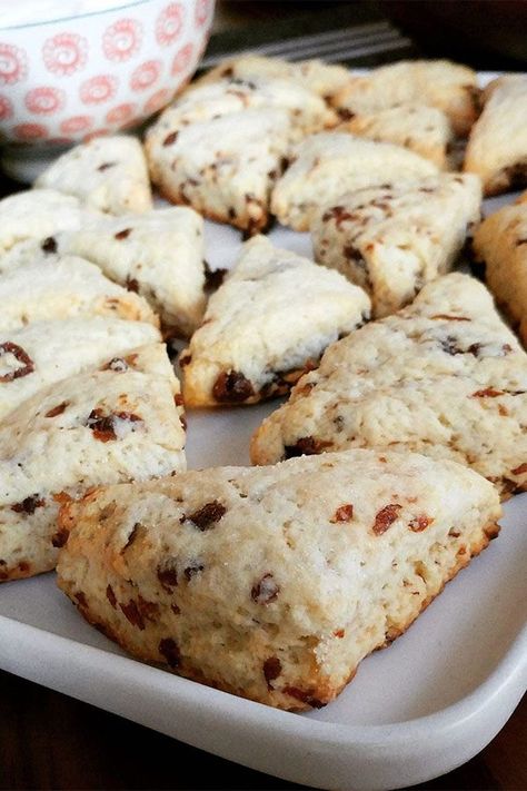 Looking for the best scone recipes? Try baking these simple scones. Use sour cream, raisins, and frozen butter to bake these easy scones for breakfast, brunch, a snack, or dessert. Simple Scones, Breakfast Potluck, Basic Scones, Raisin Scones, Scones Recipe Easy, Scones Easy, Scones Recipe, Sweet Bakery, Holiday Breakfast