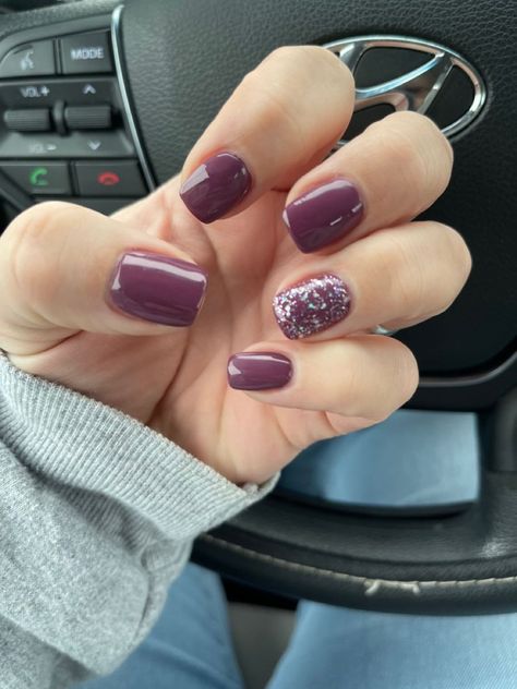 60 New Year's Nail Art Ideas that'll Make You Sparkle Plum And Glitter Nails, Plum Colour Nails, Simple Autumn Nails Short 2022, Plum Nails With Glitter, Fall Gel Nails Dnd, Dnd Gel Nail Polish Ideas, Dnd Nail Ideas, Dnd Plum Wine, Dnd Nail Designs