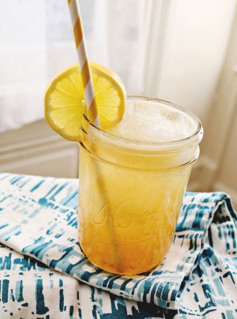 Lemonade With Honey, Homemade Whiskey, Whiskey Lemonade, Crown Royal Drinks, Honey Lemonade, Honey Simple Syrup, Coctails Recipes, Playlist Music, Lemonade Cocktail