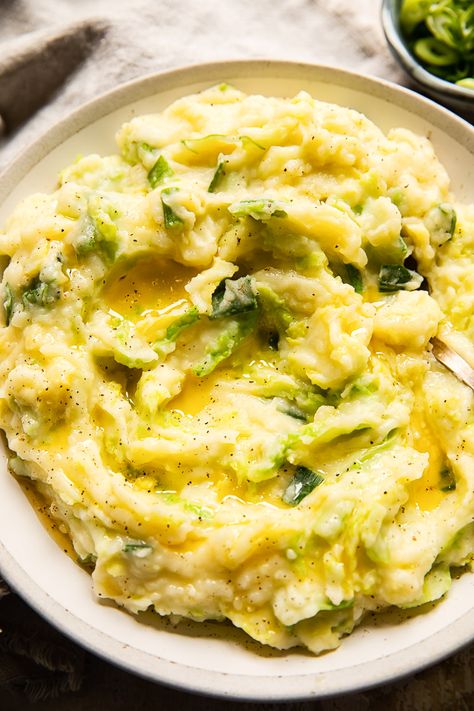 Traditional Colcannon Recipe Green Onion Recipes, Savoy Cabbage Recipes, Irish Cabbage, Potato And Cabbage, Vikalinka Recipes, Irish Mashed Potatoes, Irish Colcannon, Colcannon Recipe, Irish Dinner