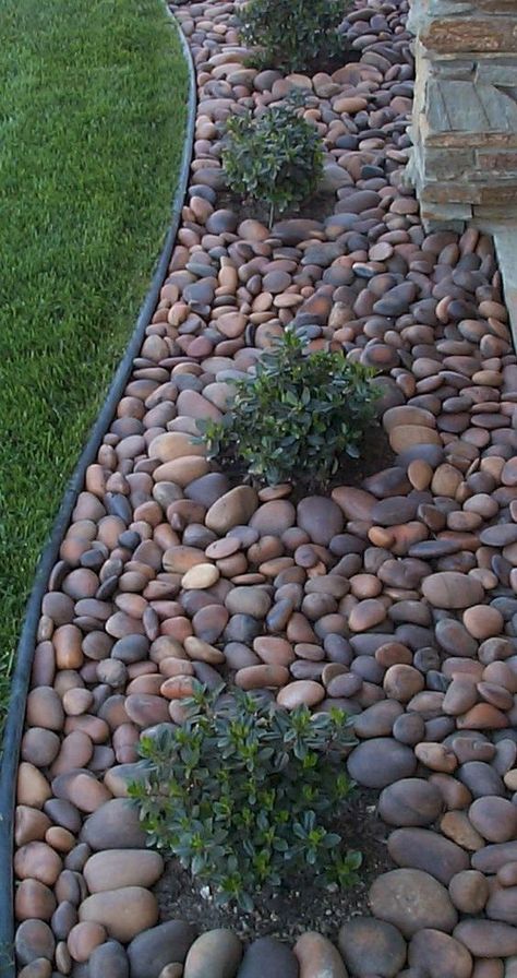 Use large pebbles rather than mulch to keep your garden beds looking chic and tidy. Via Livin King Lawn Ideas, نباتات منزلية, Planting Ideas, Rock Gardens, Garden Arbor, Rock Garden Landscaping, Landscape Designs, Low Maintenance Garden, Front Lawn