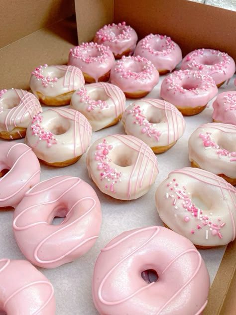 Pink Catering Ideas, Birthday Mini Donuts Ideas, Mini Donuts Ideas, Pink Brunch, Lemon Glazed Donuts, Donut Decorating Ideas, Strawberry Filled Donuts, Pink Doughnuts, Donut Box