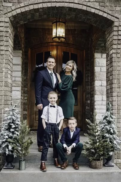 Christmas Card Outfits, Holiday Family Outfits, Holiday Photos Outfits, Family Christmas Pictures Outfits, Christmas Photos Outfits, Family Holiday Pictures, Christmas Pictures Outfits, Christmas Family Photoshoot, Family Christmas Outfits