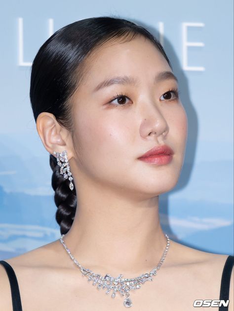 Kim Go Eun Style, Rhinoplasty Before And After, Actress Hairstyles, Face Makeup Tips, Kim Go Eun, Asian Eyes, Asian Eye Makeup, Korean Actresses, Celebrity Makeup