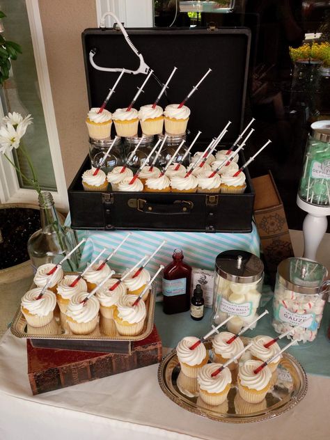 Medical School Graduation Party Ideas, Degree Party, Nurse Grad Parties, Nurse Graduation Party Decorations, Nurse Practitioner Graduation, End Of School Party Ideas, End Of School Party, Med School Graduation, School Cupcakes