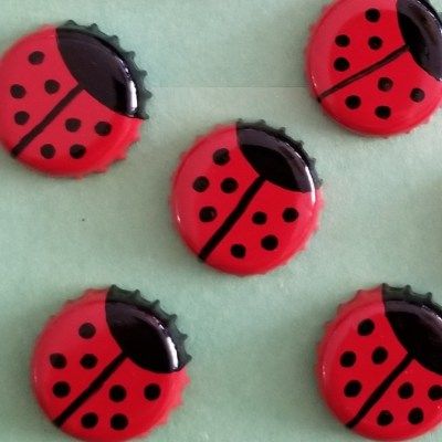 Beer Bottle Cap Crafts, Diy Bottle Cap Crafts, Bottle Top Crafts, Bottle Cap Projects, Spray Paint Projects, Cute Bottle, Bottle Cap Earrings, Red Spray Paint, Plastic Bottle Caps