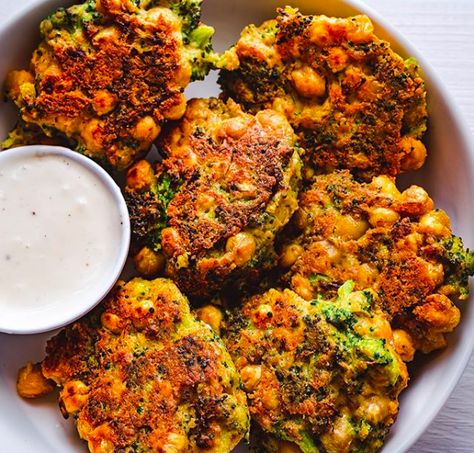 Easy meals are key during the week, when all we want is dinner NOW. These savory fritters come together in a snap, with a few key tricks more... Chickpea Broccoli, Chickpea Fritters, Broccoli Fritters, Vegan Mayonnaise, Fritter Recipes, Vegan Bowls, Chickpea Flour, No Meat, Broccoli Florets