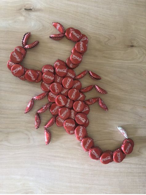 Scorpion me bottle caps 2017 Beer Bottle Cap Art, Bottle Top Art, Beer Bottle Cap Crafts, Diy Bottle Cap Crafts, Beer Cap Art, Bottle Top Crafts, Bottle Cap Projects, Dekorasi Halloween, Aluminum Can Crafts