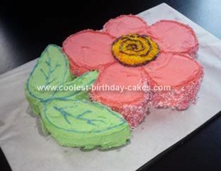 Homemade Flower Cake: This homemade flower cake is really easy - Just bake a cake in an oven tray, draw the shape of the flower required (using as much of the cake as possible); Flower Shaped Cake, Flower Shape Cake, Brownie Layer Cake, Birthday Cake Inspiration, Oven Tray, Diy Birthday Cake, Bake A Cake, Cheap Clean Eating, Birthday Cake With Flowers