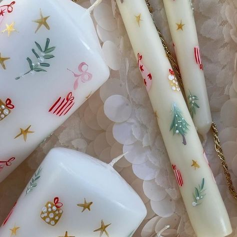 Bougie Wax on Instagram: "Candle restock day ✨🎄🕊️🌙 tonight at 7:30 ❤️ . . . #christmascandles #handpaintedcandles #paintedcandles #paintedcandle #handpaintedcandle #christmasdecor #christmascrafts #christmasdecorations #christmas" Christmas Painting Crafts For Adults, Holiday Candle Painting, Wax Painted Candles Diy, How To Paint On Candles, Candel Painting Idea, Painting Christmas Candles, Christmas Taper Candles, Christmas Candle Painting Ideas, Hand Painted Christmas Candles