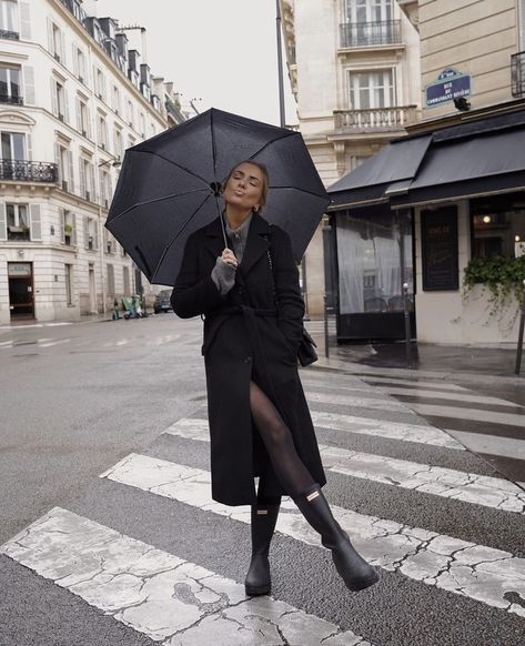 Rain Paris Outfit, Hunter Black Boots Outfit, Rain Day Outfit Fall, Rainy Boots Outfit, Hunter Boots Outfit Fall, Hunter Boots Outfit Winter, Black Rain Boots Outfit, Black Hunter Boots Outfit, Rainy November