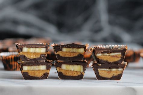 Sugar Carrots, Peanut Butter Bites, Banana Sandwich, Banana Peanut Butter, Chocolate Peanut Butter Cups, Low Sugar Recipes, Chocolate Cups, Natural Peanut Butter, Peanut Butter Banana