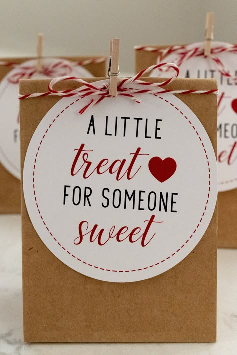 A Little Treat for Someone Sweet - Free Printable Gift Tag. Free Valentine's Day Printable Tag. Great for teacher appreciation. #teachergift #teachervalentines #teacherappreciation #staffappreciation Treat For Someone Sweet Printable, Desserts To Sell, Faking It, Teacher Valentine Gifts, Valentines Gift Tags, Valentine Gifts For Kids, Free Printable Gifts, Free Printable Gift Tags, Printable Valentine