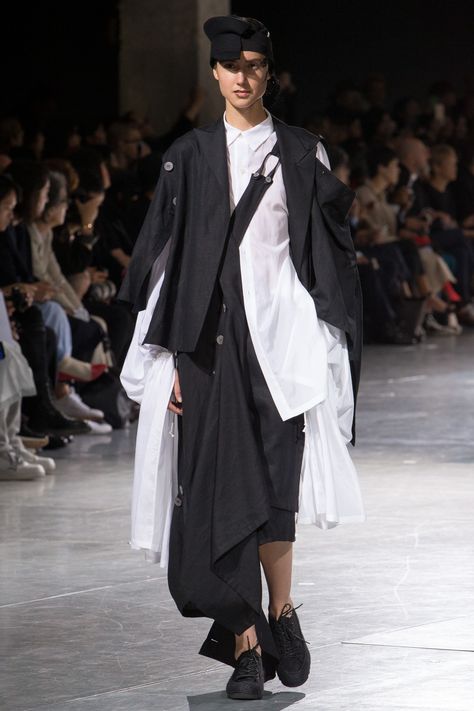 Yohji Yamamoto Spring 2018 Ready-to-Wear Collection Photos - Vogue Yoji Yamamoto, Deconstructivism, Japanese Fashion Designers, Kansai Yamamoto, Anti Fashion, Monochrome Fashion, Weird Fashion, Fashion Show Collection, Yohji Yamamoto