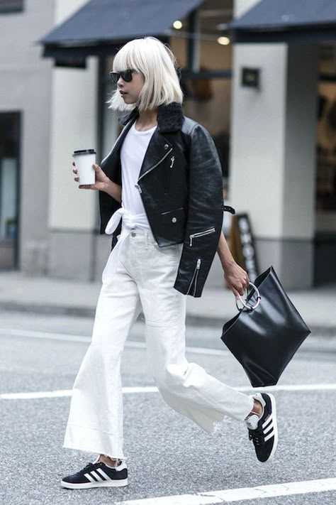 A Casual Cool Way To Wear White Jeans For Fall Sneaker Street Style Women, How To Wear White Jeans, Looks Adidas, White Jeans Men, Walking Down The Street, White Jeans Outfit, Interesting Outfits, New Street Style, Looks Street Style