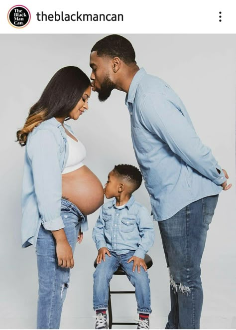 Maternity Shoot Family Of 3, Maternity Photos In Jeans, Maternity Photoshoot With Toddler, Family Of 3 Maternity Pictures, Photoshoot With Toddler, Chic Poses, Family Pregnancy Photoshoot, Sleeping Pregnant, Creative Maternity Photoshoot