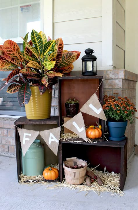 Create a fall crate display to show off your fall decor on your front porch. Entryway Doors, Diy Porch Decor, Porch Decorations, Diy Front Porch, Diy Porch, Fall Front Porch Decor, Rustic Fall Decor, Halloween Wreaths, Outdoor Display