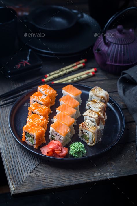 Kinds Of Sushi, Sushi Style, Sushi Bowl, Sushi Plate, Sushi Recipes, Sushi Rolls, Dark Background, Serving Plates, Food Pictures