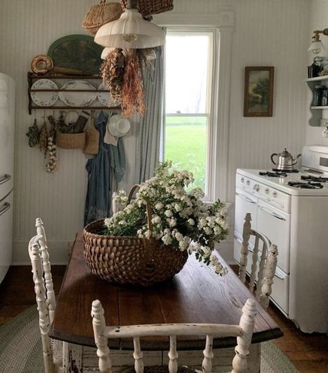 Cottagecore Home, Casa Vintage, Victorian Cottage, Cottage Kitchens, Farm Kitchen, Dream Cottage, Cozy Kitchen, Cottage Living, Cozy Cottage