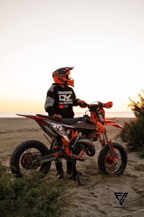 Ktm Sx 125 2021 Motorbike Illustration, Country Couple Pictures, Dirt Bike Gear, Biker Couple, Enduro Motocross, Motocross Love, Cool Dirt Bikes, Image Moto, Bike Pictures