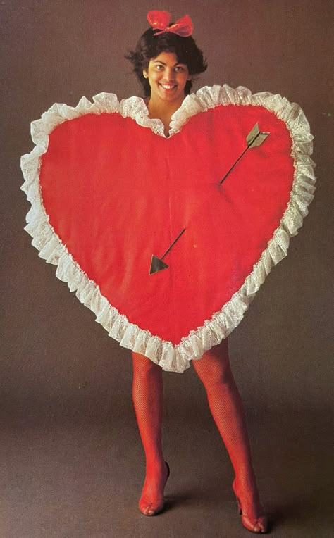 Diy Fantasia, 1980s Costume, Cl Fashion, Heart Costume, Crazy Costumes, Vintage Halloween Costume, Halloween Inspo, Fancy Dresses Party, Vintage Valentines