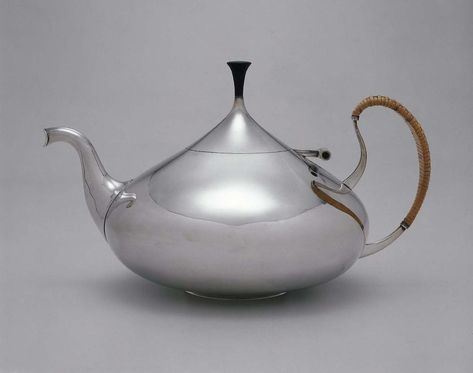 Onion teapot Coffee Museum, Metal Vessel, Metal Teapot, Craft Museum, Museum Of Fine Arts Boston, Silver Teapot, Institute Of Contemporary Art, American Craftsman, Art Deco Silver