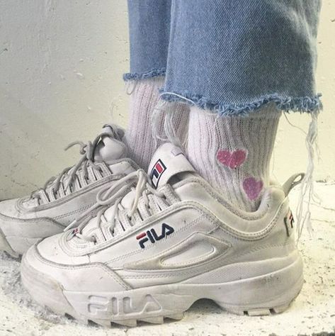 Chunky White Sneakers Outfit, Fila Outfit, Chunky White Sneakers, White Chunky Sneakers, White Sneakers Outfit, Sneakers Outfit Casual, Fila Disruptors, Outfit Korean, Baby Pink Aesthetic