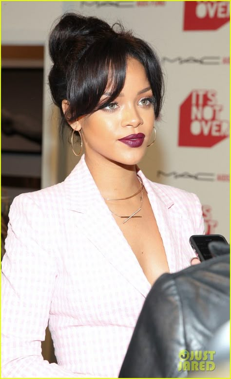 Rihanna Makeup, Straight Hairstyle, Rihanna Hairstyles, Top Knot Bun, Rihanna Looks, Rihanna Photos, Knot Bun, Rihanna Style, Bad Gal