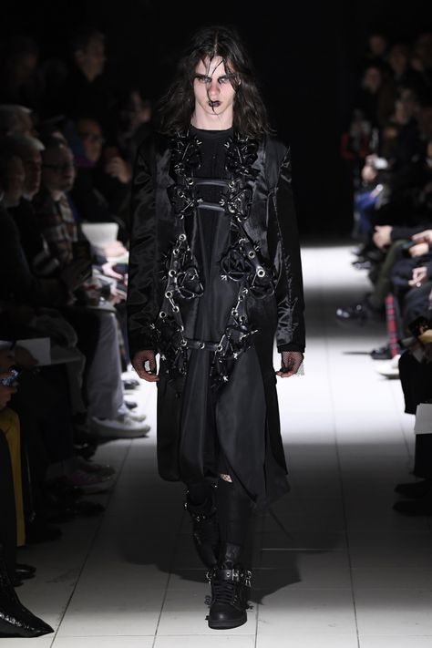 Comme Des Garcons Outfit Men, Comes Des Garcons, Comme Des Garcons Outfit, Comme Des Garcons Runway, Commes Des Garcons, Metal Outfit, Gothic Men, Black Flame, Archive Fashion