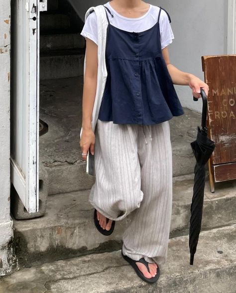 Japanese Loose Fashion, Slow Fashion Outfit, Summer Fashion Japan, Cami Over Shirt Outfit, Japanese Summer Style, Japandi Outfits, Summer Outfits Japanese, Summer Outfit Japan, Japan Summer Outfits