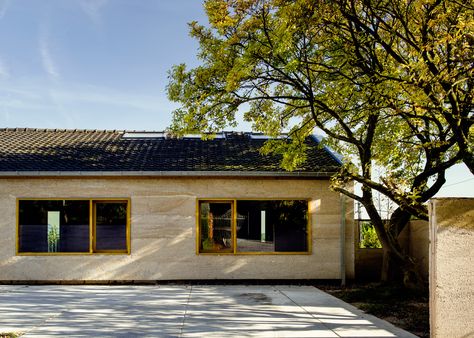 A hemp-based material insulates this house by Martens Van Caimere. According to the architects, the material offers a similar but more sustainable and economical solution than concrete. Hempcrete House, Hemp Building, Hemp Insulation, Net Zero Homes, Hemp House, House Scrapbook, Hall Architecture, Neutral House, Cladding Wall