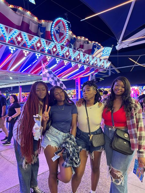 Amusement Park Photo Ideas, Amusement Park Aesthetic, Black Friend Group, Teenage Fun, Friends Group Photo, Black King And Queen, Best Friend Activities, Friends Black, Sister Photos