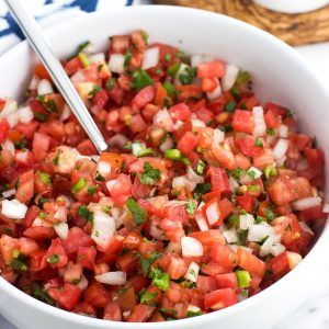 Pico de gallo in a serving bowl with a spoon Fresh Appetizers, Fresh Salsa Recipe, Easy Salsa Recipe, Cafe Rio, Mexican Night, Salsa Guacamole, Food Holidays, Sandwiches Wraps, Recipes Mexican