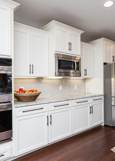 This sophisticated, classic off-white kitchen features Belleair Maple Alabaster cabinets. White Kitchen Appliances, Model Dapur, Off White Kitchens, Refacing Kitchen Cabinets, Kabinet Dapur, New Kitchen Cabinets, Bright Kitchens, Kitchen Remodeling Projects, White Kitchen Cabinets