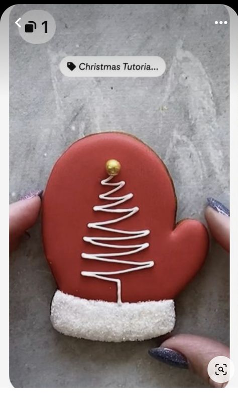 Santa Hat Cookies Decorated, Easy Christmas Royal Icing Cookies, Santa Sugar Cookies Decorated, Reindeer Sugar Cookies Decorated, Bell Sugar Cookies, Christmas Cookies Decorated Ideas, Iced Christmas Cookies, Royal Icing Christmas Cookies, Decorated Christmas Cookies