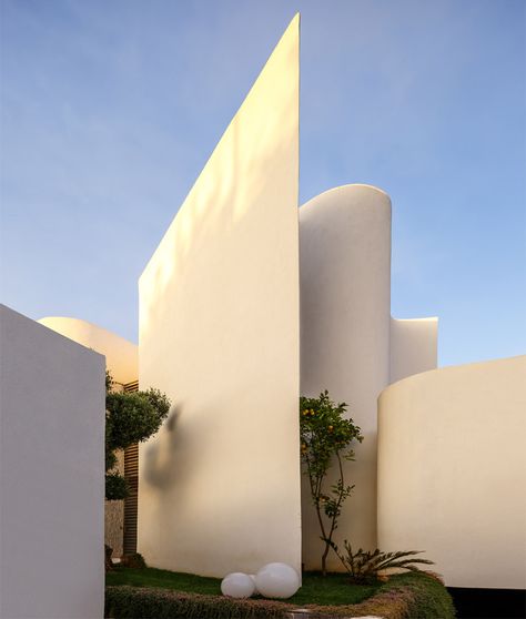 Mohamed Amine Siana combines flat planes and wavy walls at Villa Z in Casablanca Moroccan Houses, Architecture Cool, Facade Architecture, Villa Design, Architectural Inspiration, Facade House, Architecture Project, Contemporary Architecture, Amazing Architecture