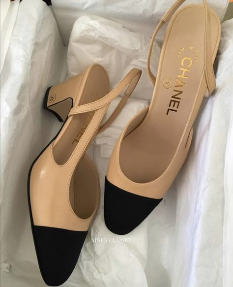 Luxury Wishlist, Chanel Pumps, Money Clothes, Shoes Heels Classy, Classy Shoes, Shoe Inspo, Pretty Shoes, Dream Shoes, Chanel Shoes