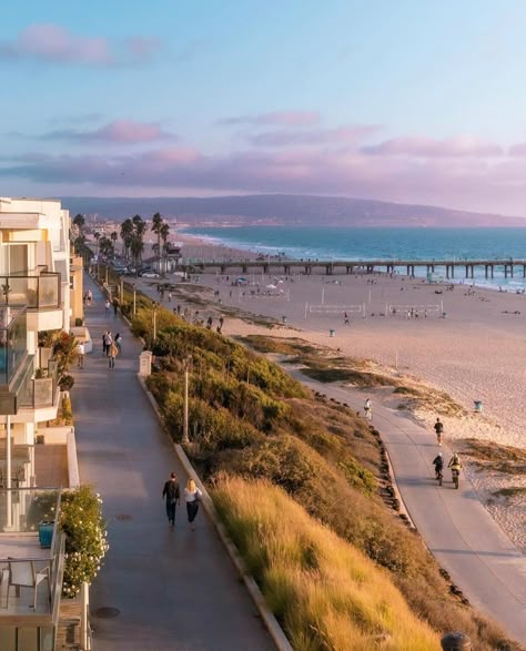 Manhattan Beach Homes, California Activities, Los Angeles Aesthetic, Manhattan Beach California, Beach House Aesthetic, Living In La, So Cal, City Of Angels, California Love