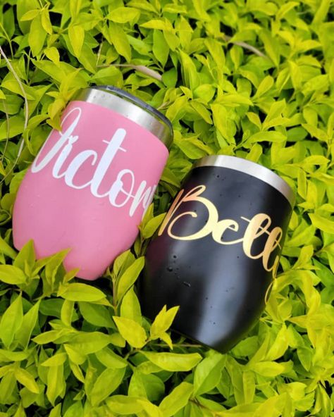 Vasos tipo Yeti personalizados, ideales para conservar por más tiempo tus bebidas frías o calientes Contamos con delivery o pickup, realizamos envíos a nivel nacional Contáctanos 📲 0414-8736097 #vasos #vasospersonalizados #personalizados #papeleriacreativa #papercrafting #gifts Gifts