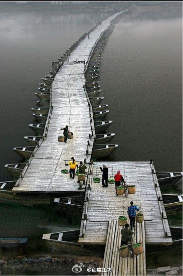 bridge Chinese Bridge, Wood Boats, Pedestrian Bridge, Bridge Design, China Travel, Walkway, Landscape Architecture, The Good Place, Boats