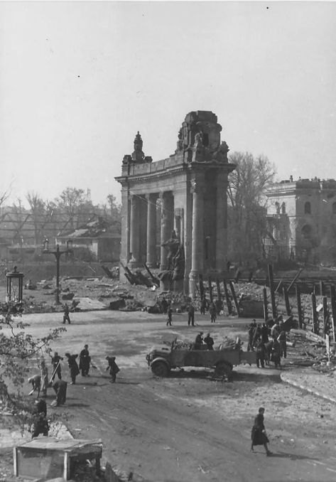 Charlottenburger Tor 1945 Berlin 1945, German Architecture, Germany Ww2, Wwii Photos, Historia Universal, German History, Steyr, Berlin Wall, Berlin Germany