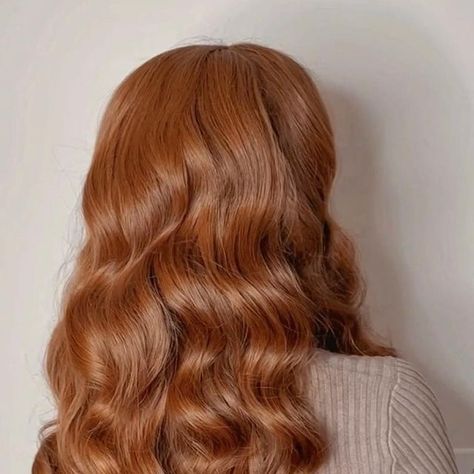 BRIDAL HAIR SPECIALIST on Instagram: "Truly can’t stress enough the importance of a trial for Hollywood waves!! My bride for April is an absolute BOMBSHELL with all of her natural red hair so she’s the exception for needing extensions but here is why I need you to do a trial with me for Hollywood glam waves:👇🏻 • her trial today took 2 hours 45 minutes. Now I know how I can edit down for the wedding day • I wasn’t anticipating a little frizz on the ends so I will tweak my products on the day of Red Hair Old Hollywood, Ginger Hollywood Waves, Old Hollywood Red Hair, Hollywood Waves Red Hair, Hollywood Glam Hair, Old Hollywood Hair, Bridal Hair Down, Mermaid Waves, Glam Waves