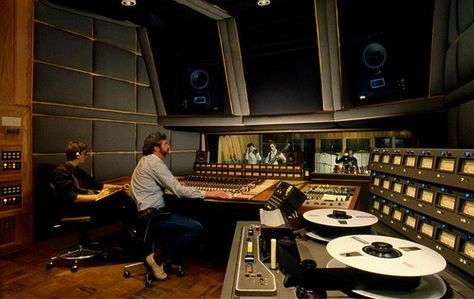 Vintage Recording Studio, Music Engineering, Midnight Song, Radio Studio, Music Production Equipment, Granny House, Music Recording Studio, Music Studios, Control Room