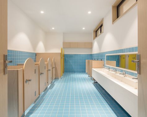 Japan Kindergarten, Kindergarten Bathroom, Daycare Bathroom, Daycare Interior Design, School Restroom, Pediatric Clinic, Daycare Rooms, Kindergarten Interior, Nursery Interior Design