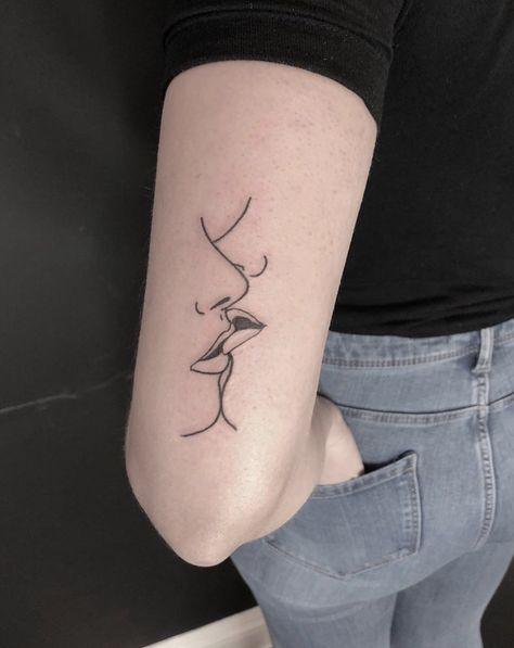 This french kiss tattoo is super minimal and cute - perfect for any first-timer getting ready to take their first delve into inking. In today's age, getting a tattoo is about as normal as adding another piercing to your ear. Whether it's a full sleeve or a small inking hidden on the side of the rib cage, it seems just about everyone has a tattoo. Tattoos For First Timers, Two Faced Tattoo, Side Profile Tattoo, Kissing Tattoo, Tattoo Kiss, Kiss Tattoo, Tato Tradisional, Kiss Tattoos, Best Couple Tattoos