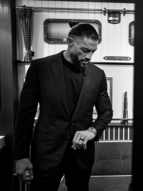 (1) TheRomanReignsUniverse (@TheRRUniverse) / X Hair With Lehenga, Layered Haircuts Medium Length, Layered Haircuts Medium, Reign Outfits, Reign Hairstyles, Haircuts Medium Length, Male Fitness Photography, Roman Reigns Tattoo, Roman Reign