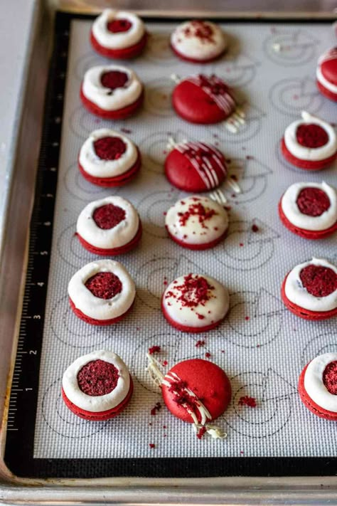 Red Velvet Macaroons, Red Velvet Macarons, Mini Macarons, Bakers Hat, Making Macarons, French Macaroon Recipes, Macarons Cake, Macaron Recipes, Macarons Recipe