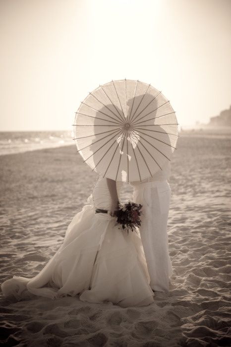 Couple Kiss Photo, Wedding Pictures Beach, Parasol Wedding, Umbrella Photo, Paper Parasol, Thailand Wedding, Umbrella Wedding, Beach Wedding Photography, Beach Wedding Photos